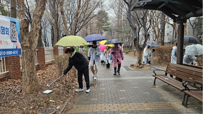 연수구 동춘1동 주민자치회는 지난 3월 18일 주민 불편 사항을 직접 찾아 해결하는‘다 같이 돌자 동네 한 바퀴 사업을 두 번째로 추진했다